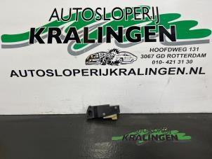 Usagé Moteur de verrouillage clapet réservoir Volvo V70 (SW) 2.4 T 20V Prix € 40,00 Règlement à la marge proposé par Autosloperij Kralingen B.V.
