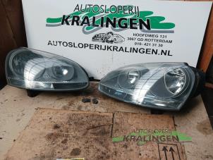 Usagé Phare gauche Volkswagen Golf V (1K1) 2.0 TDI 16V Prix € 50,00 Règlement à la marge proposé par Autosloperij Kralingen B.V.