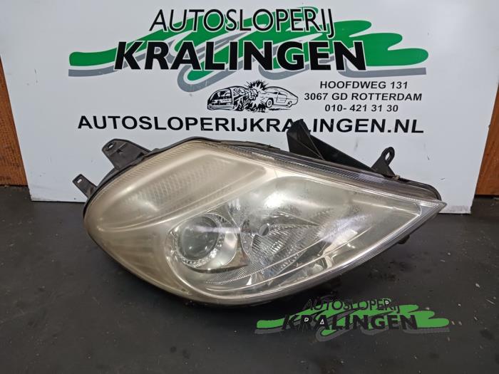 Używane Reflektor prawy Citroen C8 (EA/EB) 3.0 V6 24V Cena € 99,99 Procedura marży oferowane przez Autosloperij Kralingen B.V.