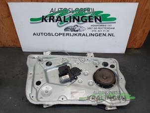 Używane Mechanizm szyby lewej przedniej wersja 4-drzwiowa Skoda Fabia (6Y5) 1.4i Cena € 50,00 Procedura marży oferowane przez Autosloperij Kralingen B.V.