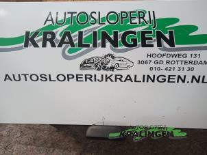 Usagé Poignée Suzuki Alto (RF410) 1.1 16V Prix € 25,00 Règlement à la marge proposé par Autosloperij Kralingen B.V.