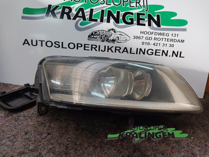 Headlight, right from a Audi A6 (C6) 3.0 TDI V6 24V Quattro 2004