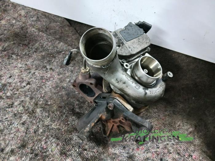 Turbo van een Audi A6 (C6) 3.0 TDI V6 24V Quattro 2004