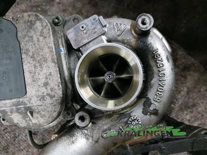 Turbo van een Audi A6 (C6) 3.0 TDI V6 24V Quattro 2004