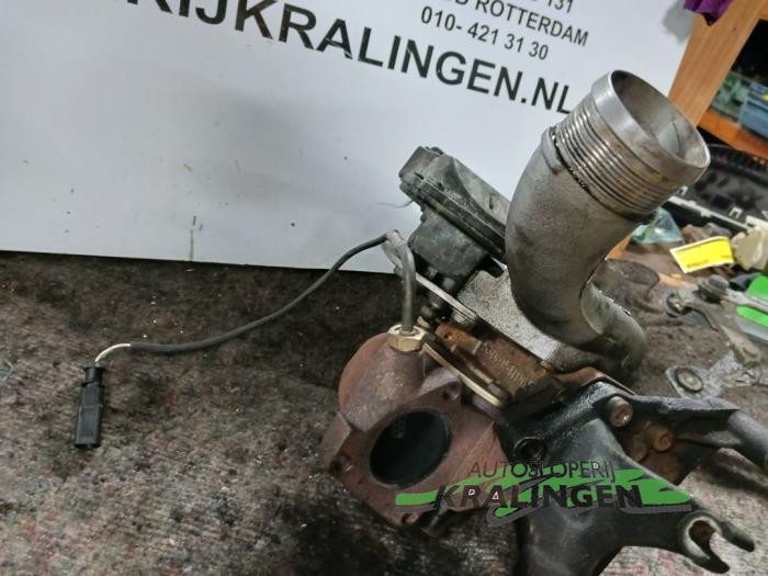 Turbo van een Audi A6 (C6) 3.0 TDI V6 24V Quattro 2004