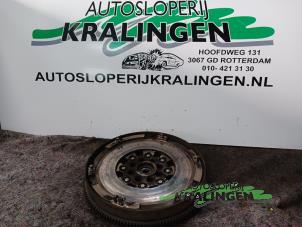 Używane Dwumasowe kolo zamachowe Mercedes C Combi (S203) 2.2 C-200 CDI 16V Cena € 150,00 Procedura marży oferowane przez Autosloperij Kralingen B.V.