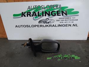 Usagé Rétroviseur extérieur droit Renault Clio III (BR/CR) 1.2 16V 75 Prix € 25,00 Règlement à la marge proposé par Autosloperij Kralingen B.V.