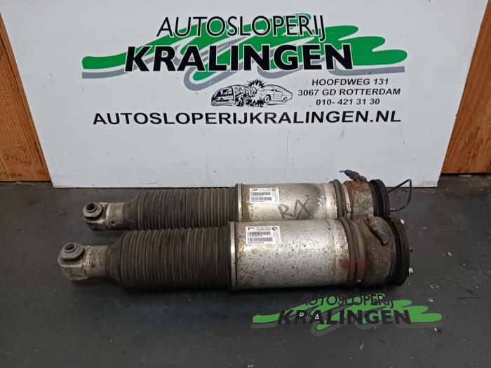 Begagnade Luftfjädringsset BMW 7 serie (E65/E66/E67) 730d 24V Pris € 299,99 Marginaltabell erbjuds av Autosloperij Kralingen B.V.