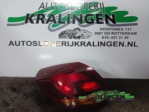 Usagé Feu arrière gauche Opel Astra J (PC6/PD6/PE6/PF6) 1.7 CDTi 16V 125 Prix € 35,00 Règlement à la marge proposé par Autosloperij Kralingen B.V.