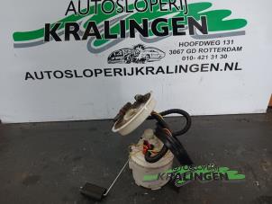 Usagé Pompe essence Ford Mondeo III 2.0 16V Prix € 50,00 Règlement à la marge proposé par Autosloperij Kralingen B.V.