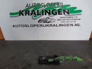 Usagé Serrure boîtier tableau de bord Ford Mondeo III 2.0 16V Prix € 25,00 Règlement à la marge proposé par Autosloperij Kralingen B.V.