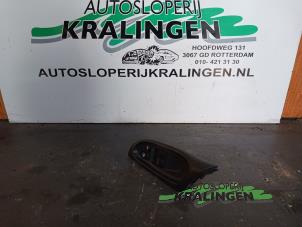 Używane Przelacznik elektrycznej szyby Nissan Almera (N16) 1.5 16V Cena € 35,00 Procedura marży oferowane przez Autosloperij Kralingen B.V.