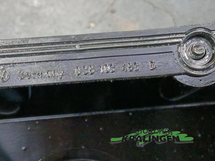 Ventildeckel van een Volkswagen Caddy III (2KA,2KH,2CA,2CH) 2.0 SDI 2004