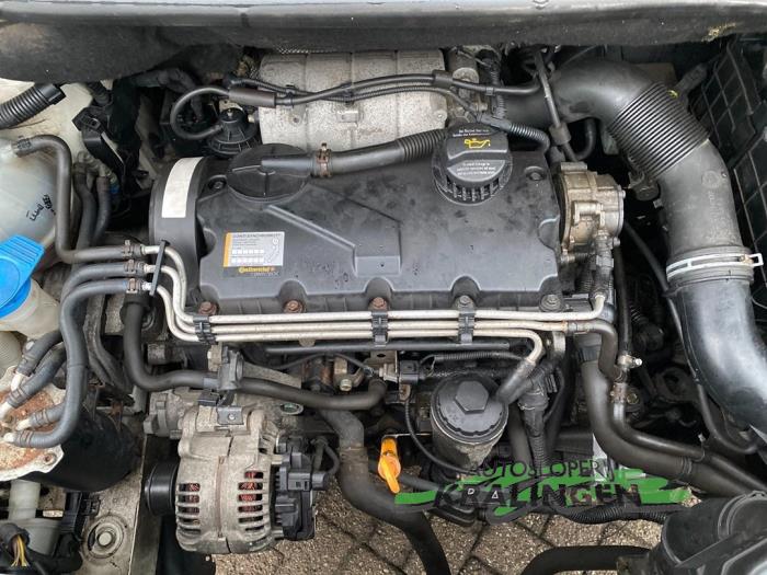 Ventildeckel van een Volkswagen Caddy III (2KA,2KH,2CA,2CH) 2.0 SDI 2004