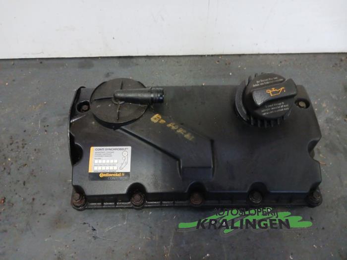 Ventildeckel van een Volkswagen Caddy III (2KA,2KH,2CA,2CH) 2.0 SDI 2004