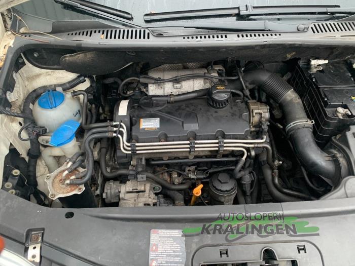 Ventildeckel van een Volkswagen Caddy III (2KA,2KH,2CA,2CH) 2.0 SDI 2004