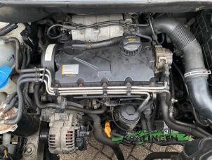 Ventildeckel van een Volkswagen Caddy III (2KA,2KH,2CA,2CH) 2.0 SDI 2004