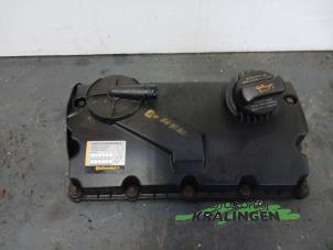Ventildeckel van een Volkswagen Caddy III (2KA,2KH,2CA,2CH) 2.0 SDI 2004