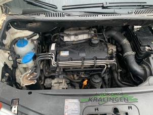 Ventildeckel van een Volkswagen Caddy III (2KA,2KH,2CA,2CH) 2.0 SDI 2004