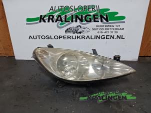 Used Headlight, right Peugeot 307 SW (3H) 1.6 16V Price € 50,00 Margin scheme offered by Autosloperij Kralingen B.V.