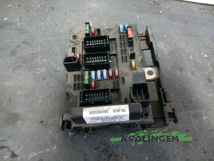 Fuse box from a Peugeot 307 SW (3H) 1.6 16V 2004