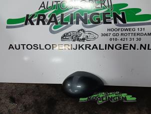 Usados Tapa de retrovisor izquierda Peugeot 107 1.0 12V Precio € 20,00 Norma de margen ofrecido por Autosloperij Kralingen B.V.