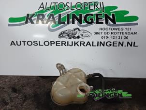Gebrauchte Ausgleichsbehälter Opel Corsa D 1.2 16V Preis € 20,00 Margenregelung angeboten von Autosloperij Kralingen B.V.