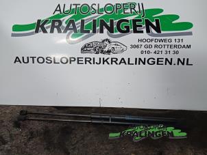 Używane Zestaw amortyzatorów gazowych tylnej klapy Opel Corsa D 1.2 16V Cena € 20,00 Procedura marży oferowane przez Autosloperij Kralingen B.V.