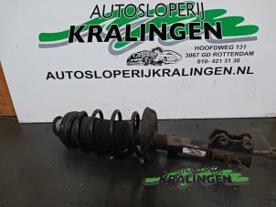 Usagé Amortisseur avant gauche Opel Corsa D 1.2 16V Prix € 50,00 Règlement à la marge proposé par Autosloperij Kralingen B.V.