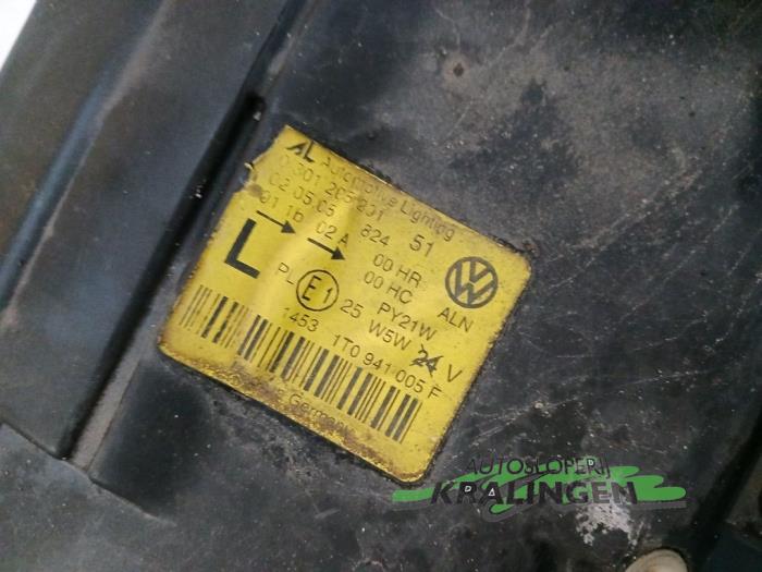 Headlight, left from a Volkswagen Touran (1T1/T2) 2.0 FSI 16V 2005