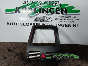 Usagé Grille aération tableau de bord Volkswagen Touran (1T1/T2) 2.0 FSI 16V Prix € 25,00 Règlement à la marge proposé par Autosloperij Kralingen B.V.