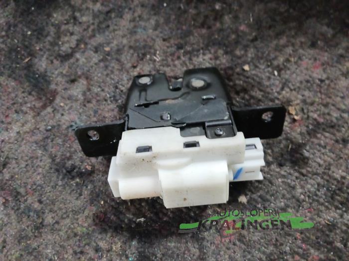 Tailgate lock mechanism from a Renault Clio III (BR/CR) 1.2 16V 75 2007