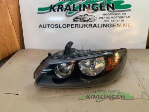 Używane Reflektor lewy Nissan Almera (N16) 1.8 16V Cena € 50,00 Procedura marży oferowane przez Autosloperij Kralingen B.V.
