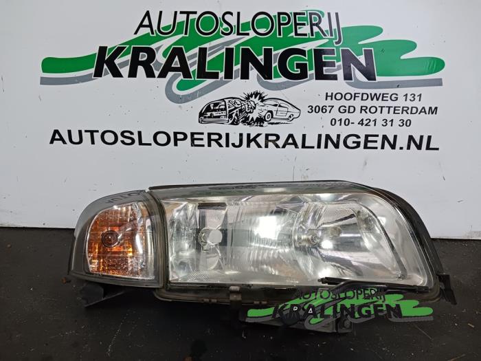 Używane Reflektor prawy Volvo S80 (TR/TS) 2.9 SE 24V Cena € 49,99 Procedura marży oferowane przez Autosloperij Kralingen B.V.