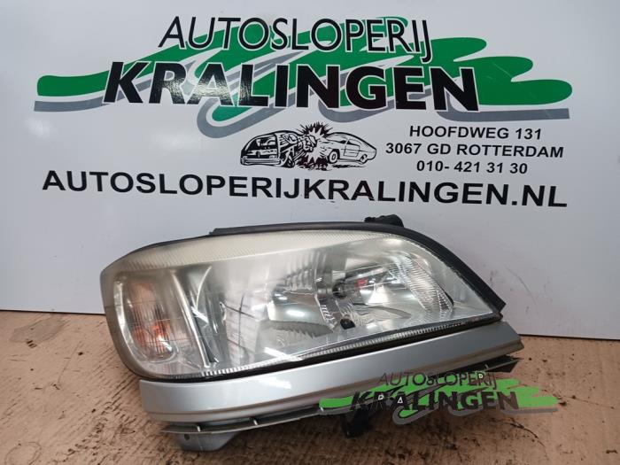 Używane Reflektor prawy Opel Zafira (F75) 1.6 16V Cena € 24,99 Procedura marży oferowane przez Autosloperij Kralingen B.V.