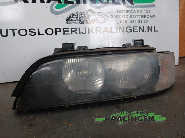 Headlight, left from a BMW 5 serie Touring (E39) 528i 24V 1997