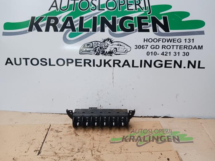 Usados Interruptor de ventanilla eléctrica Austin Mini Open (R52) 1.6 16V One Precio € 25,00 Norma de margen ofrecido por Autosloperij Kralingen B.V.