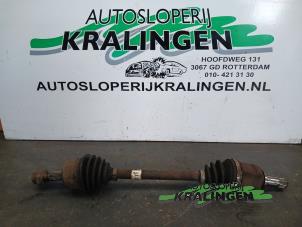 Usagé Arbre de transmission avant gauche Opel Corsa D 1.2 16V Prix € 50,00 Règlement à la marge proposé par Autosloperij Kralingen B.V.