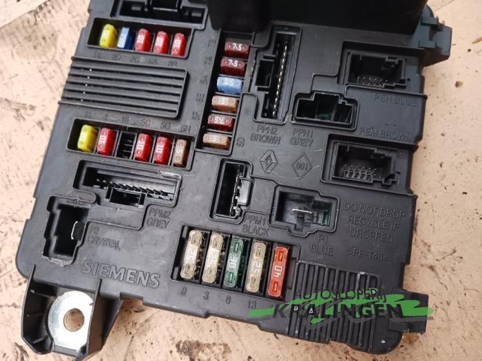 Fuse box from a Renault Megane II Grandtour (KM) 1.6 16V 2006