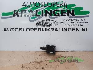 Usagé Commutateur feu clignotant Renault Scénic II (JM) 2.0 16V Prix € 50,00 Règlement à la marge proposé par Autosloperij Kralingen B.V.