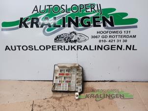 Usados Caja de fusibles Renault Scénic II (JM) 2.0 16V Precio € 100,00 Norma de margen ofrecido por Autosloperij Kralingen B.V.