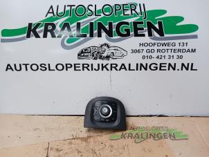 Usados Panel de control de radio Renault Scénic II (JM) 2.0 16V Precio € 40,00 Norma de margen ofrecido por Autosloperij Kralingen B.V.
