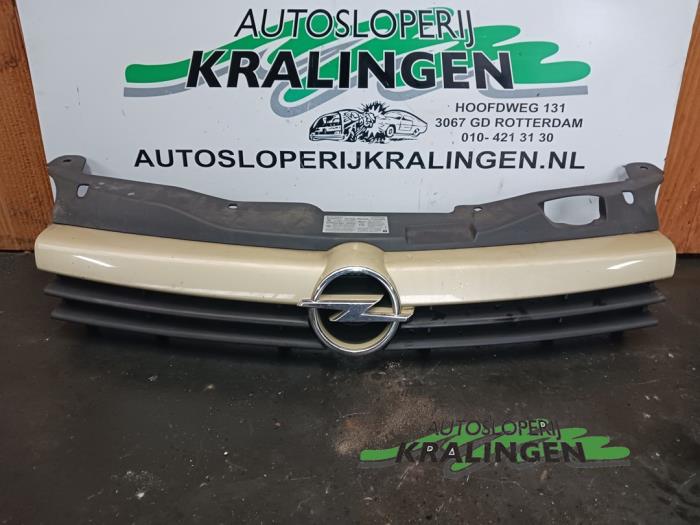 Używane Grill Opel Astra H (L48) 1.4 16V Twinport Cena € 50,00 Procedura marży oferowane przez Autosloperij Kralingen B.V.