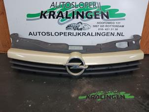 Usados Rejilla Opel Astra H (L48) 1.4 16V Twinport Precio € 50,00 Norma de margen ofrecido por Autosloperij Kralingen B.V.