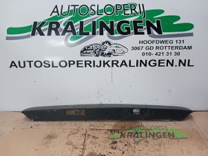 Używane Uchwyt tylnej klapy Volkswagen Transporter T5 1.9 TDi Cena € 50,00 Procedura marży oferowane przez Autosloperij Kralingen B.V.