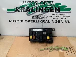Usagé Porte fusible Opel Astra H (L48) 1.4 16V Twinport Prix € 100,00 Règlement à la marge proposé par Autosloperij Kralingen B.V.