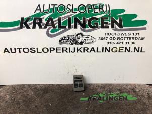 Używane Przelacznik elektrycznej szyby Volkswagen Lupo (6X1) 1.2 TDI 3L Cena € 25,00 Procedura marży oferowane przez Autosloperij Kralingen B.V.