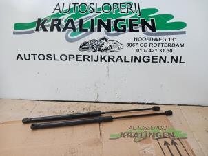Usados Juego de amortiguadores de gas del portón trasero Volkswagen Polo V (6R) 1.2 TDI 12V BlueMotion Precio € 30,00 Norma de margen ofrecido por Autosloperij Kralingen B.V.