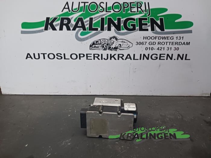 Używane Pompa ABS Opel Signum (F48) 2.2 direct 16V Cena € 50,00 Procedura marży oferowane przez Autosloperij Kralingen B.V.