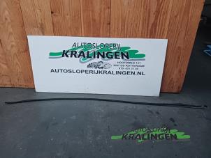 Gebrauchte Dachleiste links Peugeot 107 1.0 12V Preis € 25,00 Margenregelung angeboten von Autosloperij Kralingen B.V.